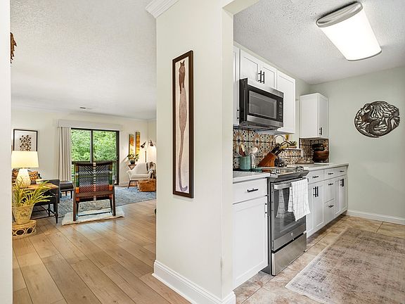 4th image of 1100 Woodlawn Ave #G27