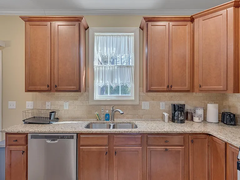 320 Lawrence Rd — Photo 10