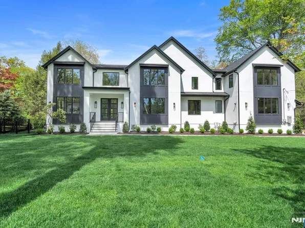16 Donnybrook Dr, Demarest, NJ 07627
