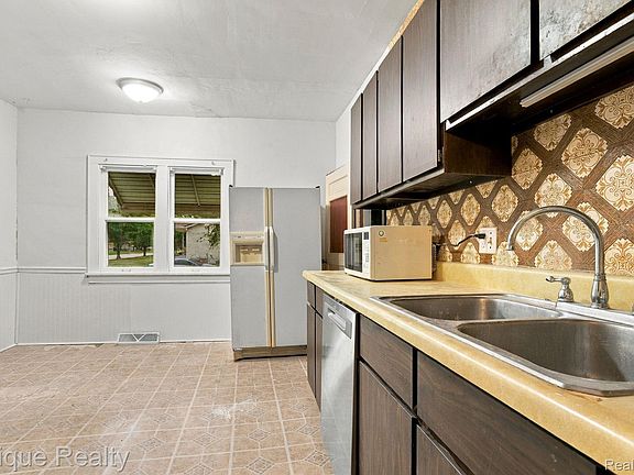 4th image of 2823 Sturges St