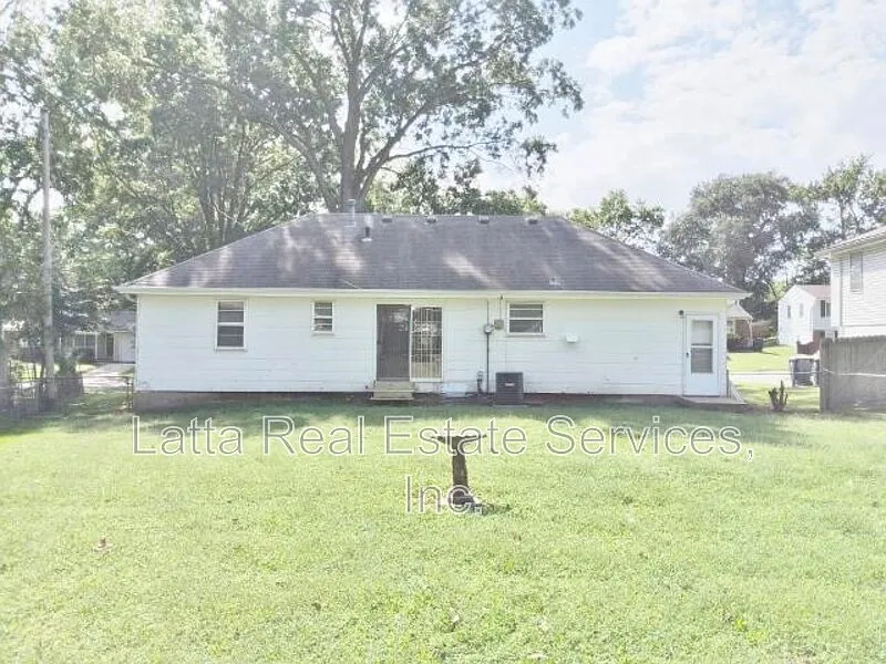 3 bed, 1.0 bath, 912 sqft, $1,475 — Photo 2