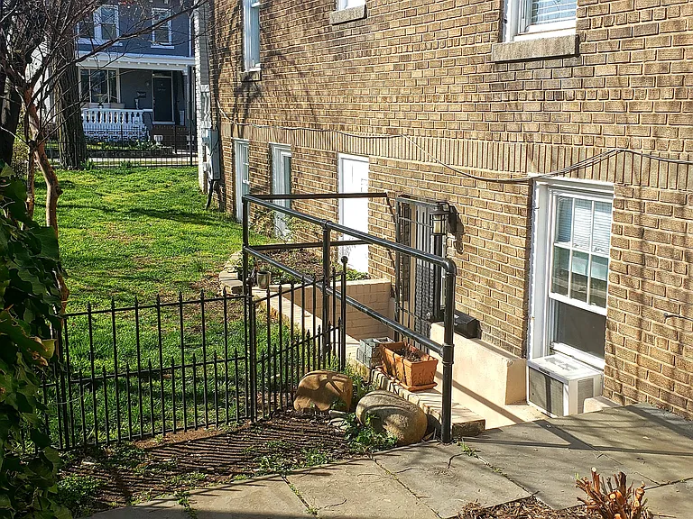 1740 Bay St SE #B — Photo 3