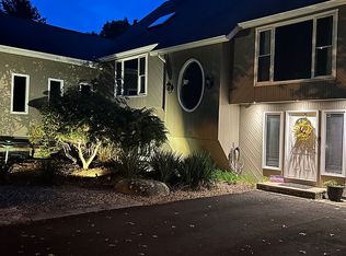 21 Ledgeview Dr, Assonet, MA 02702