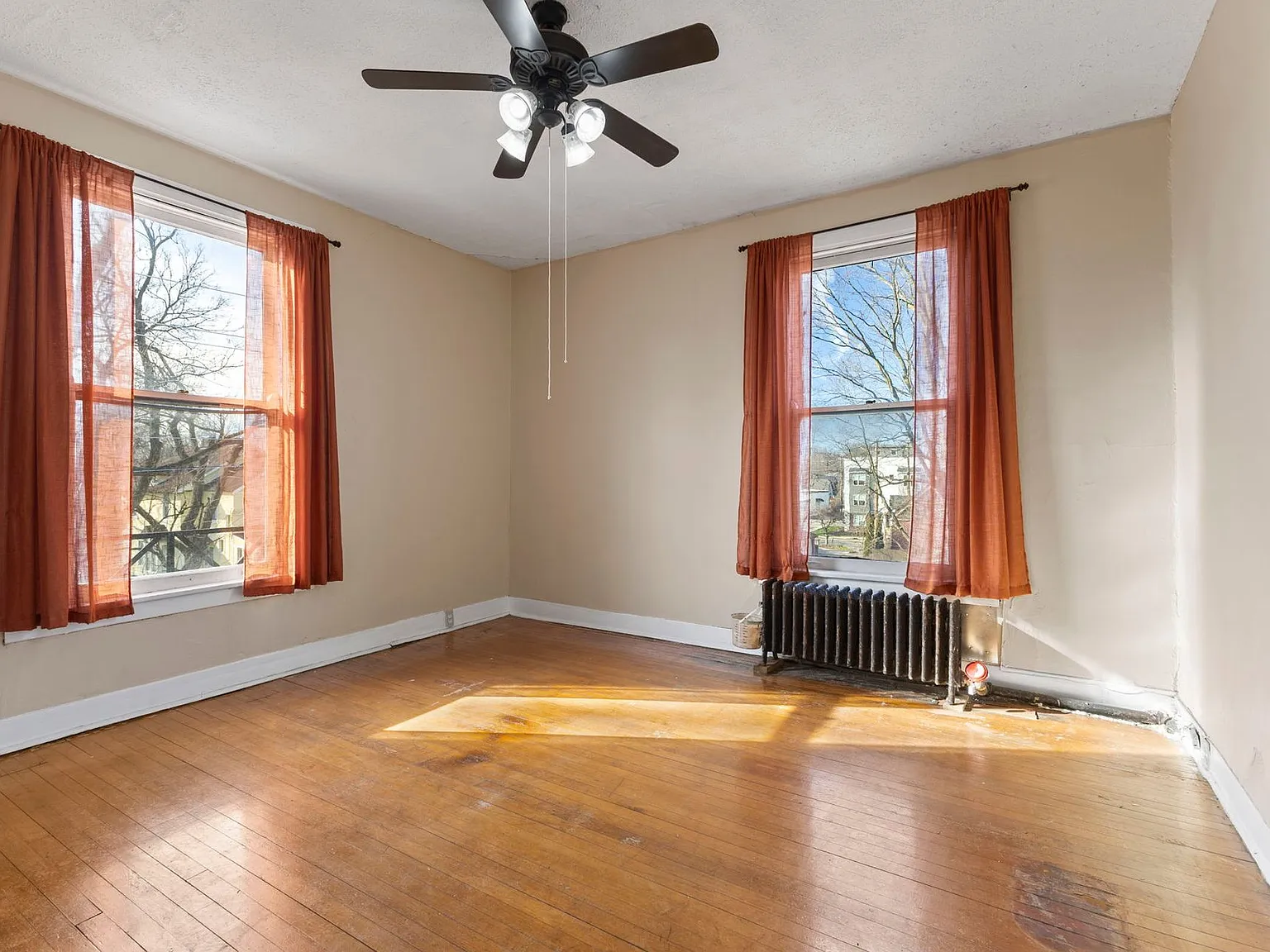 Essex Apartments — Photo 4
