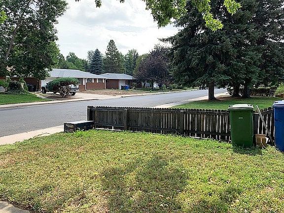 1029 - Front yard