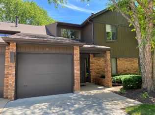 17 Creekside Cir APT B, Elgin, IL 60123