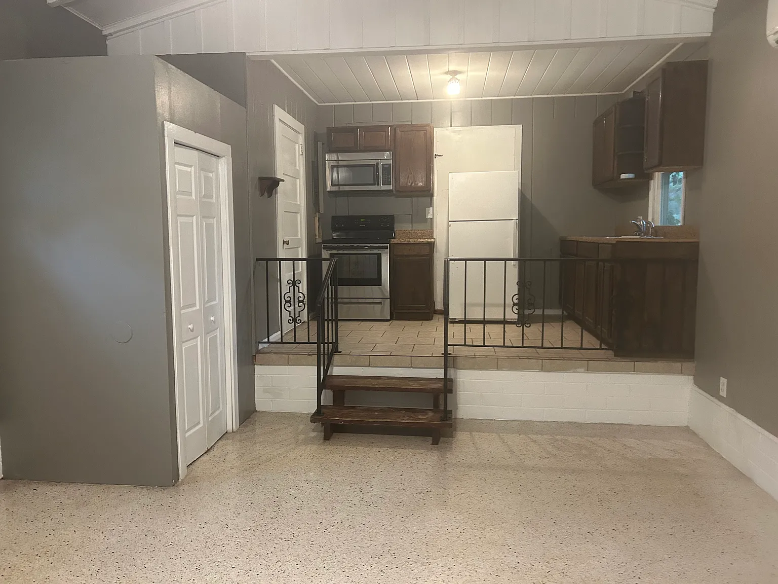 Studio, 645 sqft, $1,050 — Photo 2