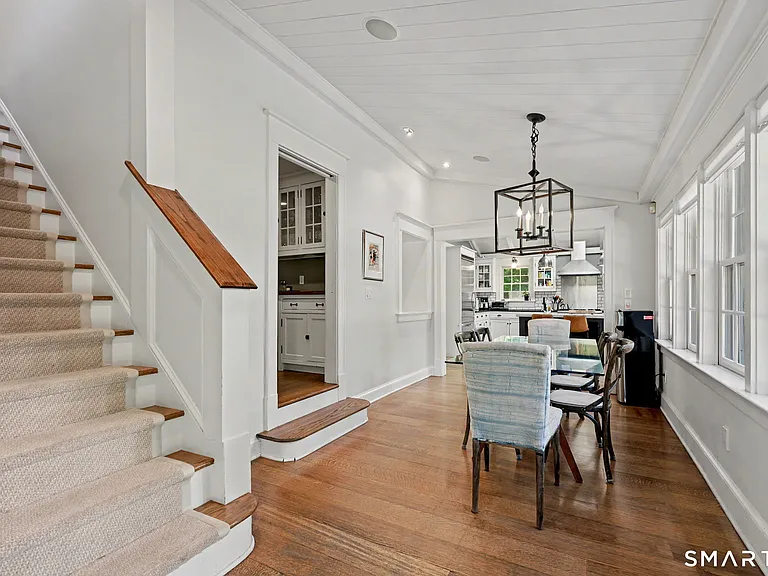 51 Squires Ln — Photo 10