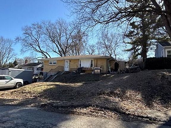 2nd image of 1817 W Oakleaf Dr