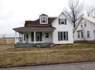 421 W 3rd St, Flora, IL 62839