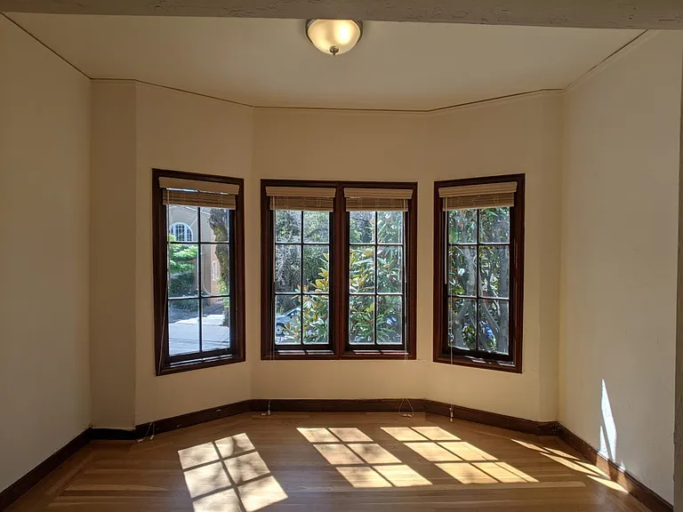 2427 Hilgard Ave — Photo 14