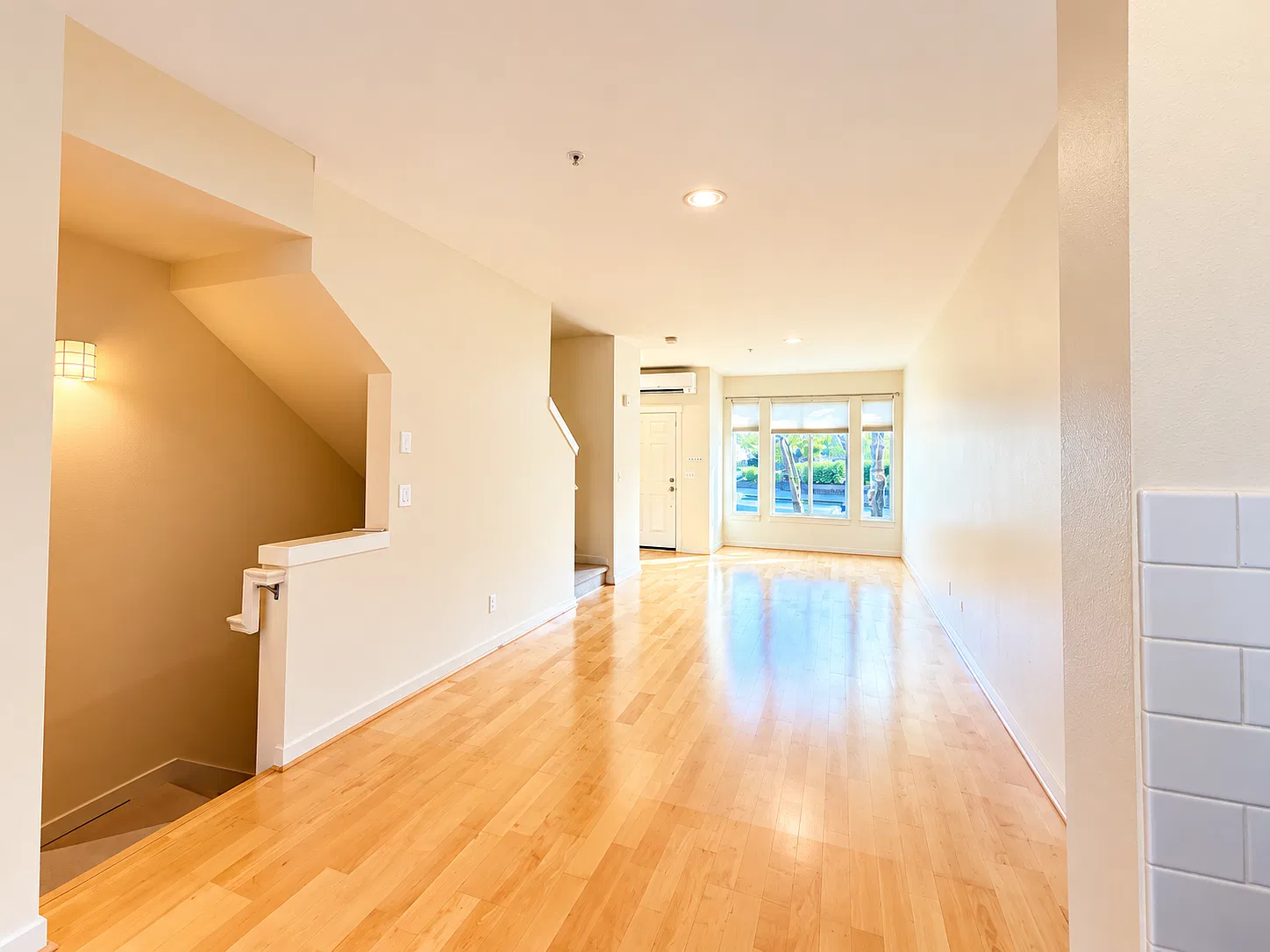 1945 NE Kenyon Ct — Photo 3