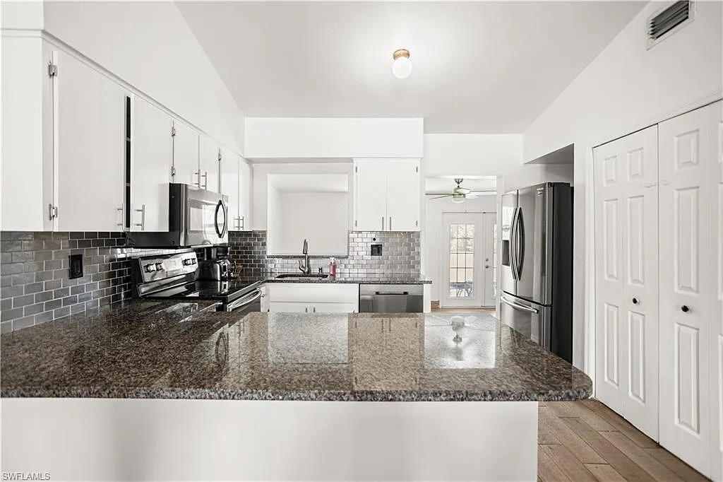 2 bed, 1.0 bath, 1000 sqft, $1,700 — Photo 4