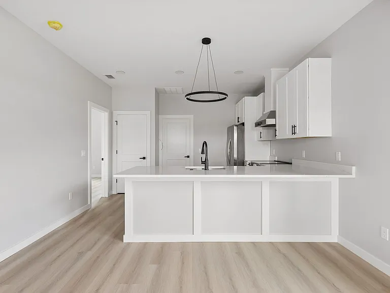 517 E 8th St #1 — Photo 8