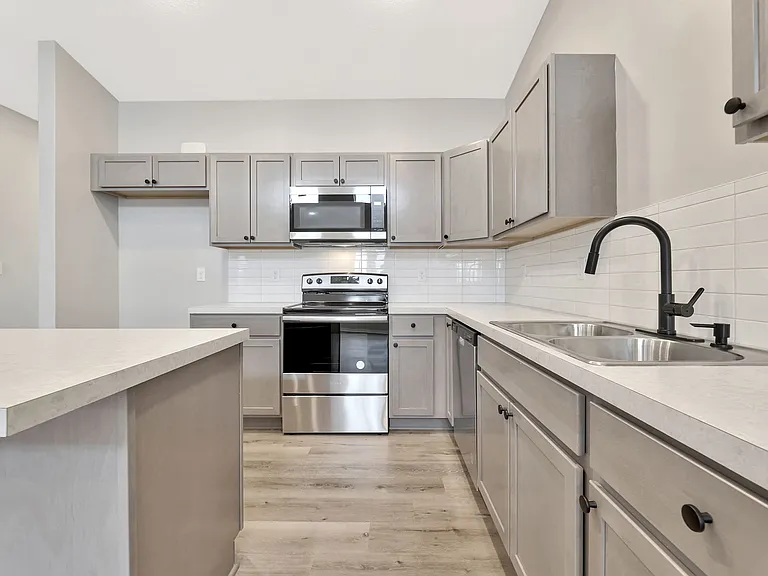 1023 S Edwards St #200 — Photo 15