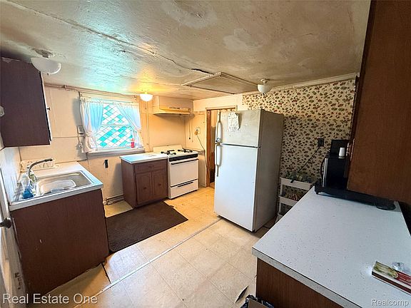 5th image of 18318 Deering St
