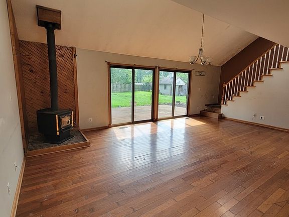 5th image of 216 Redwood Ave