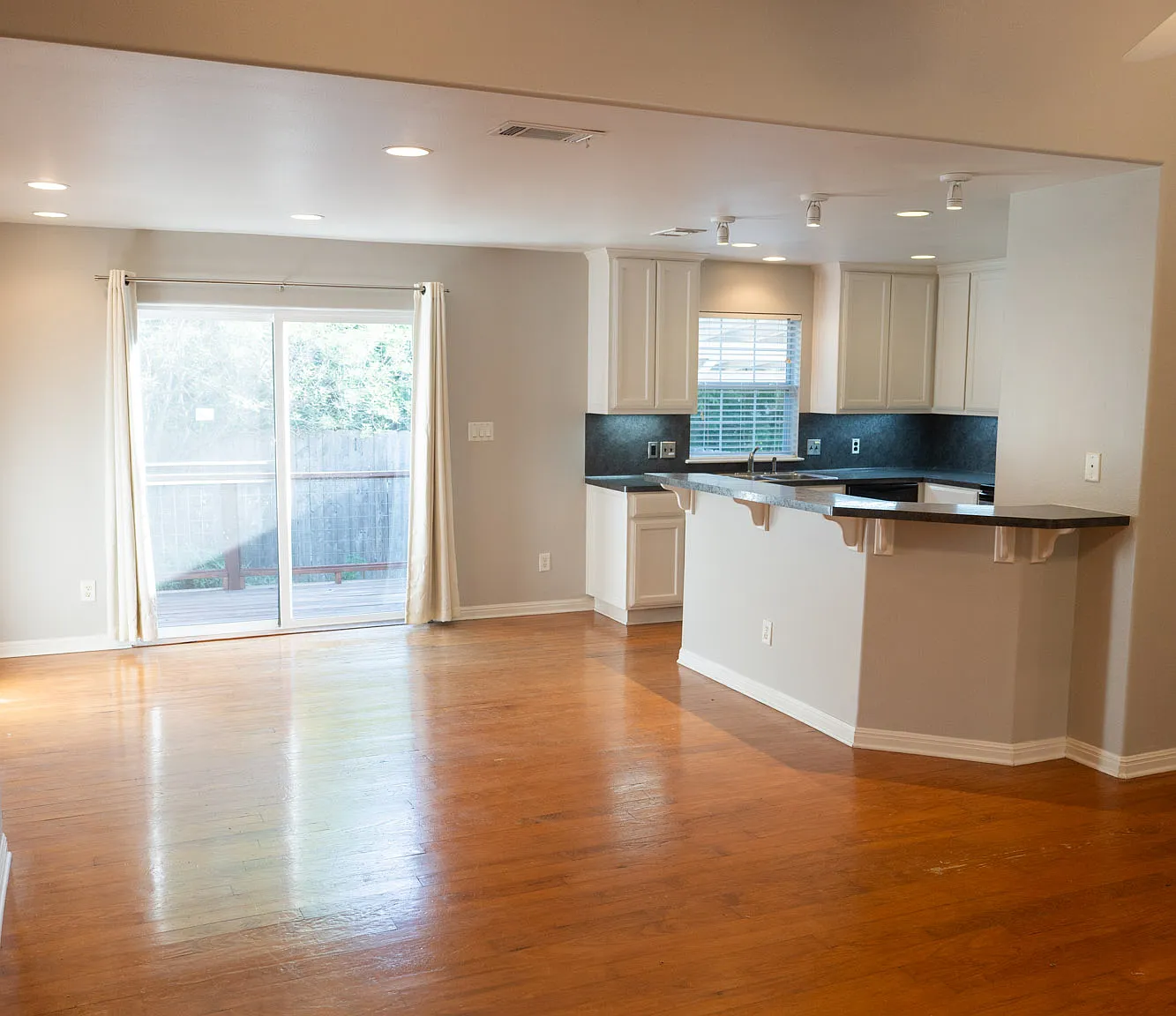 2 bed, 1200 sqft, $1,750 — Photo 4