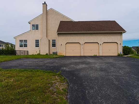 3rd image of 106 Trotter Dr W