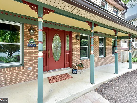 2nd image of 1002 Hidden Park Pl
