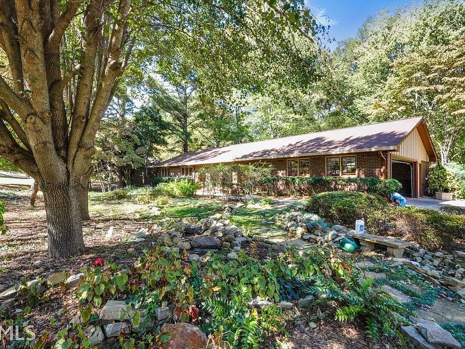 1st image of 390 Barkshire Ln