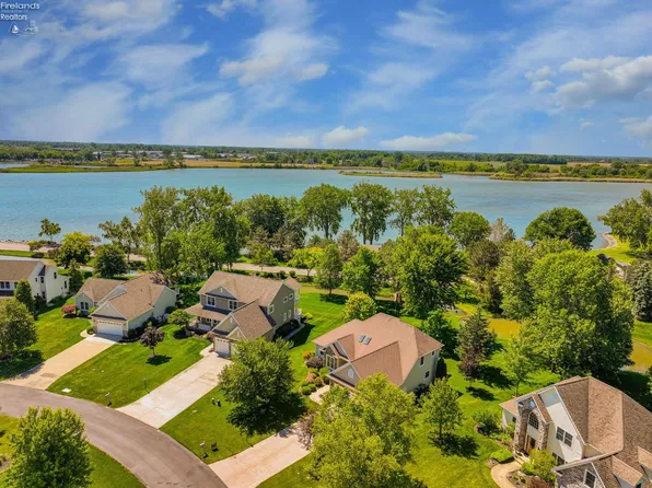 1042 Lost Lake Rd, Pt Clinton, OH 43452