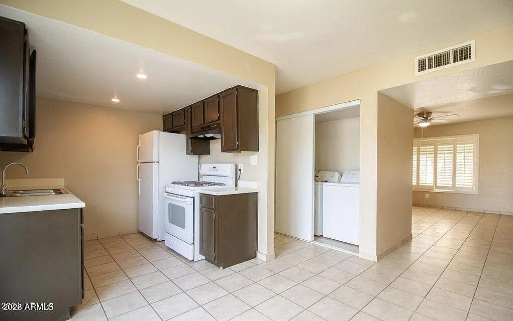 2 bed, 1.5 bath, 980 sqft, $1,300 — Photo 3