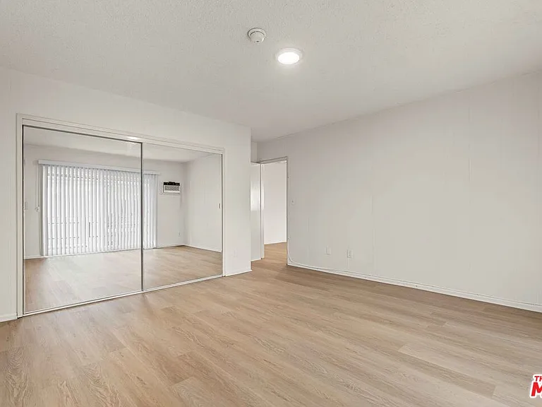 15540 Moorpark St #8 — Photo 8