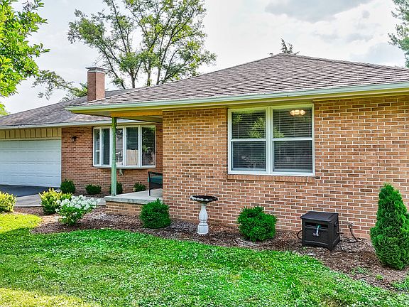 3rd image of 1 Oakbrook Dr