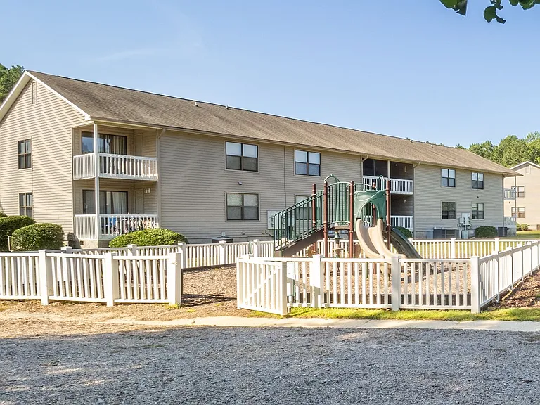 Lakehurst Apartments — Photo 28