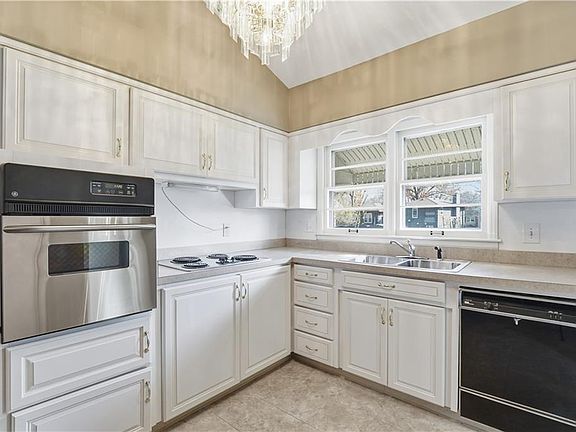 5th image of 311 NE Arlington Cir
