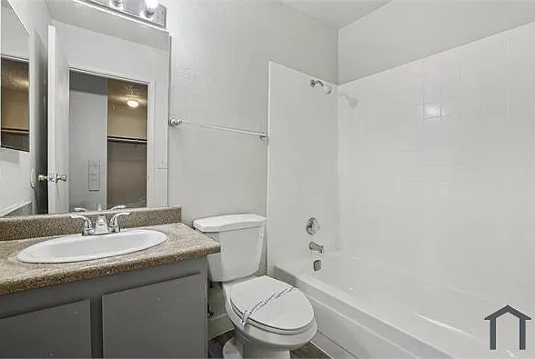 2 bed, 1004 sqft, $1,400 — Photo 3