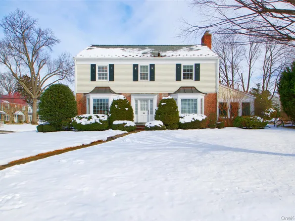 32 Barnard Place, Manhasset, NY 11030