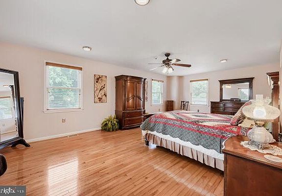 5th image of 895 Severn Ct