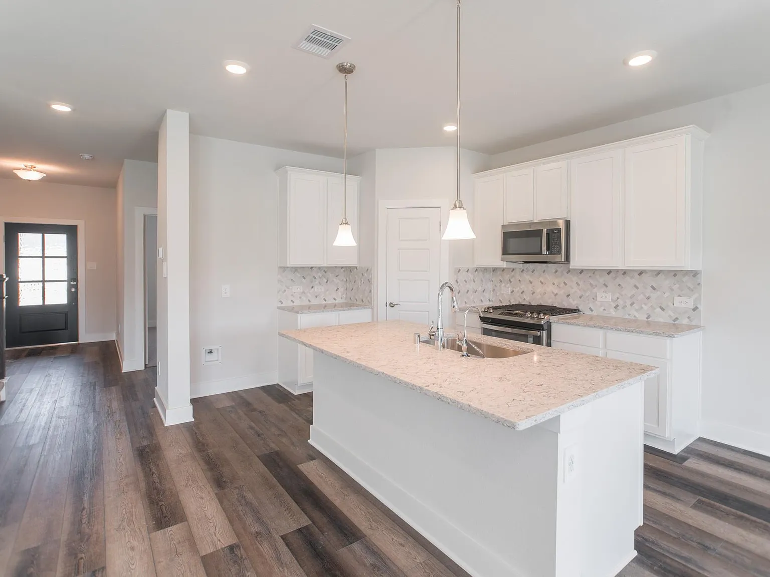 5 bed, 3.0 bath, 2725 sqft, $2,750 — Photo 2