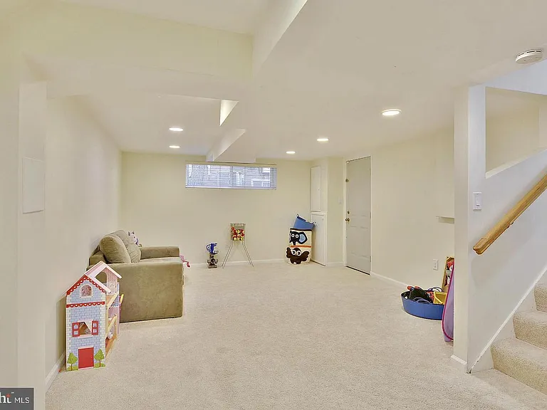 717 Hillsboro Dr — Photo 10