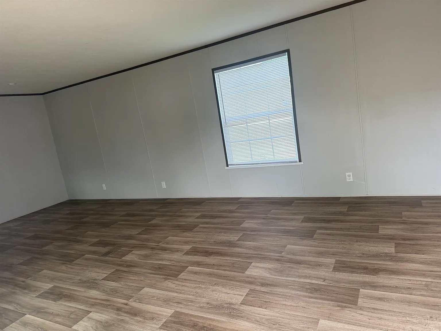 3 bed, 1280 sqft, $1,099 — Photo 3