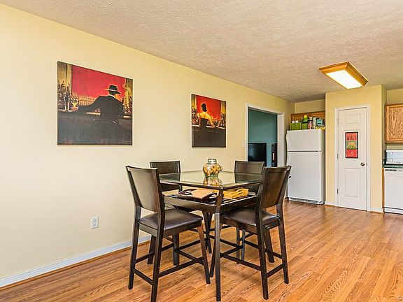 3rd image of 426 N Ivy Ave