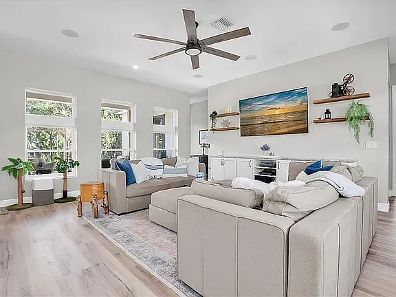 1605 Center Rd — Photo 9
