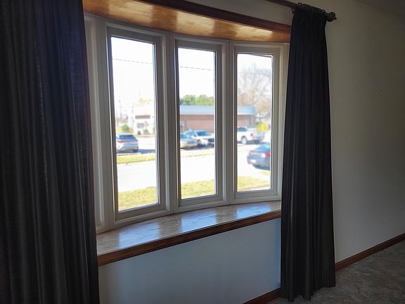 5th image of 3719 Lincoln Way W