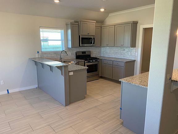 2nd image of 281 S Geranium Ln