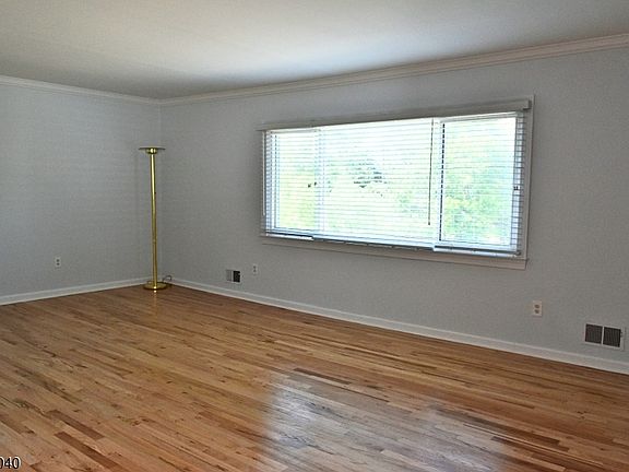 5th image of 10 Garden Dr Floor 2