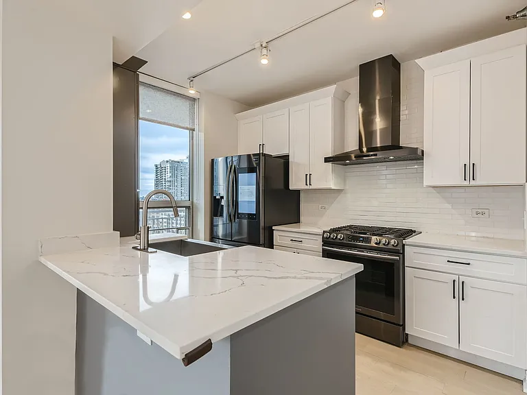 330 W Grand Ave #1202 — Photo 7