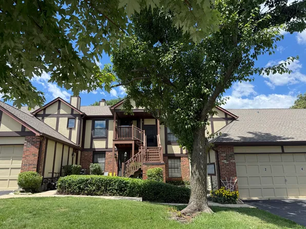 372 Sandhurst Cir APT 4, Glen Ellyn, IL 60137