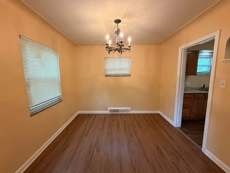 706 W Gramercy Ave — Photo 4