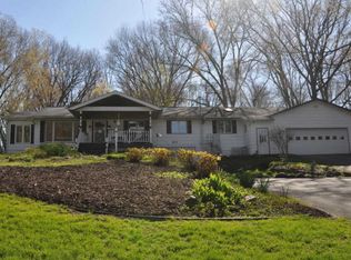 875 Hillside Ct SE, Lowell, MI 49331