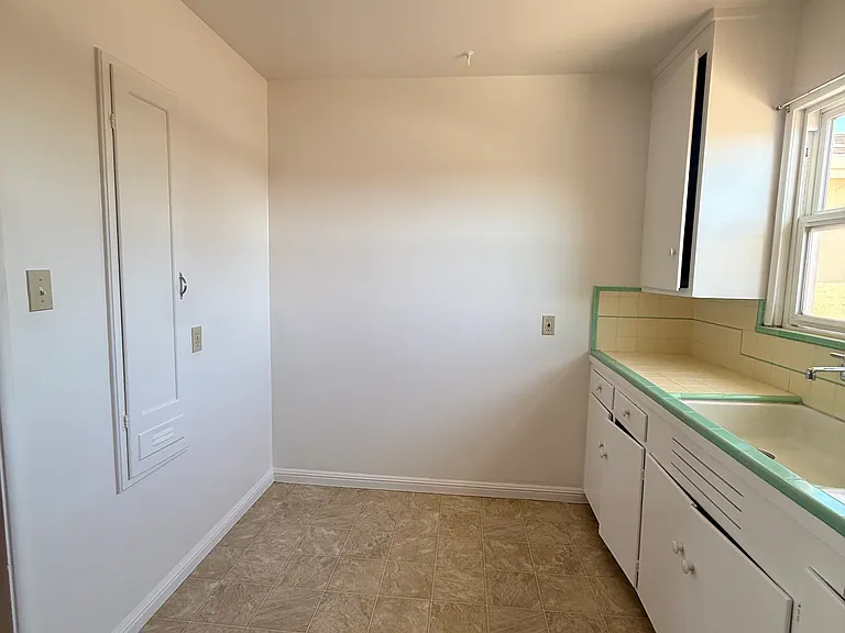 2556 Grant Ave — Photo 8