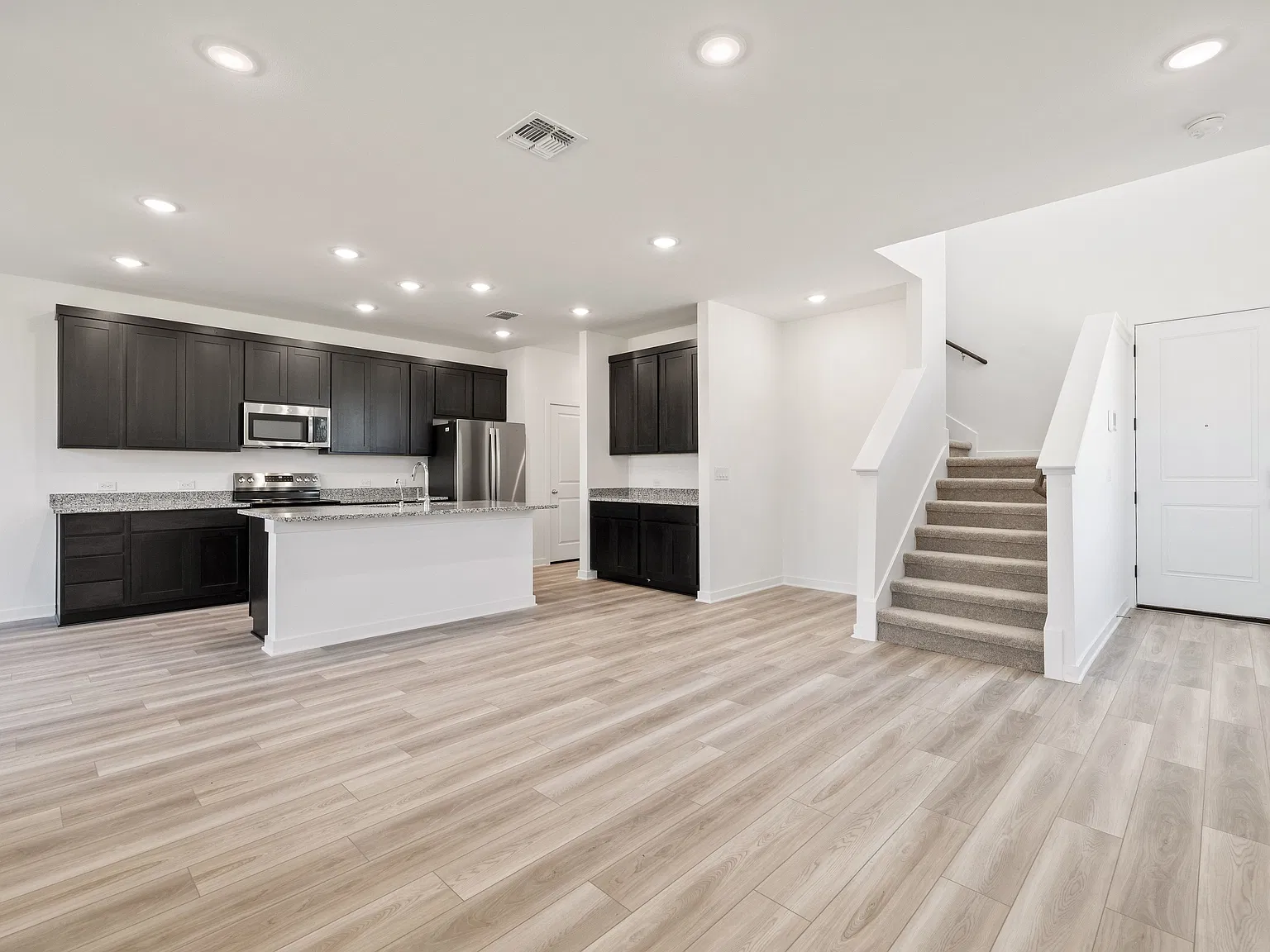 4 bed, 2.5 bath, 1776 sqft, $2,100 — Photo 3