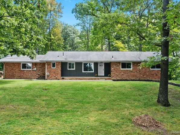 2330 Argentine Rd, Howell, MI 48855