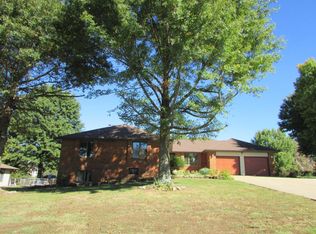 1635 E Arlington Rd, Springfield, MO 65804